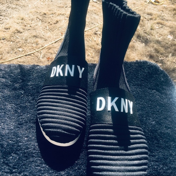 DKNY size 7 Women’s Booties Black/White - Picture 2 of 6
